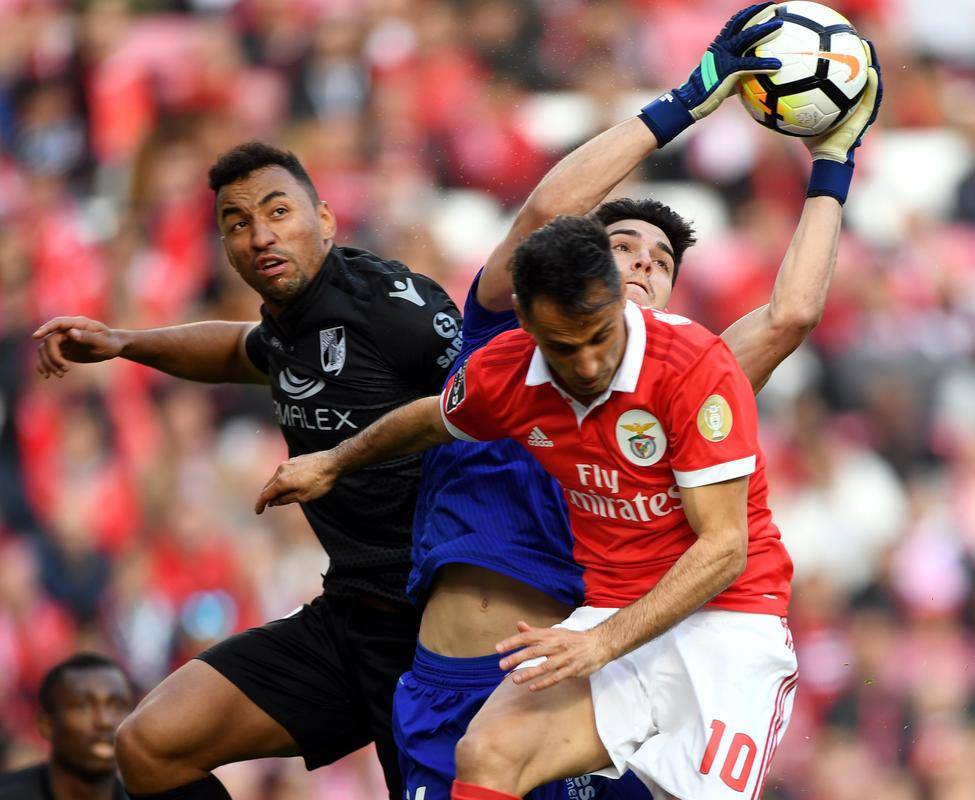 九游体育官网-包含清晨葡超焦点战，广州队回应争议，气氛紧张，控场能力受关注的词条