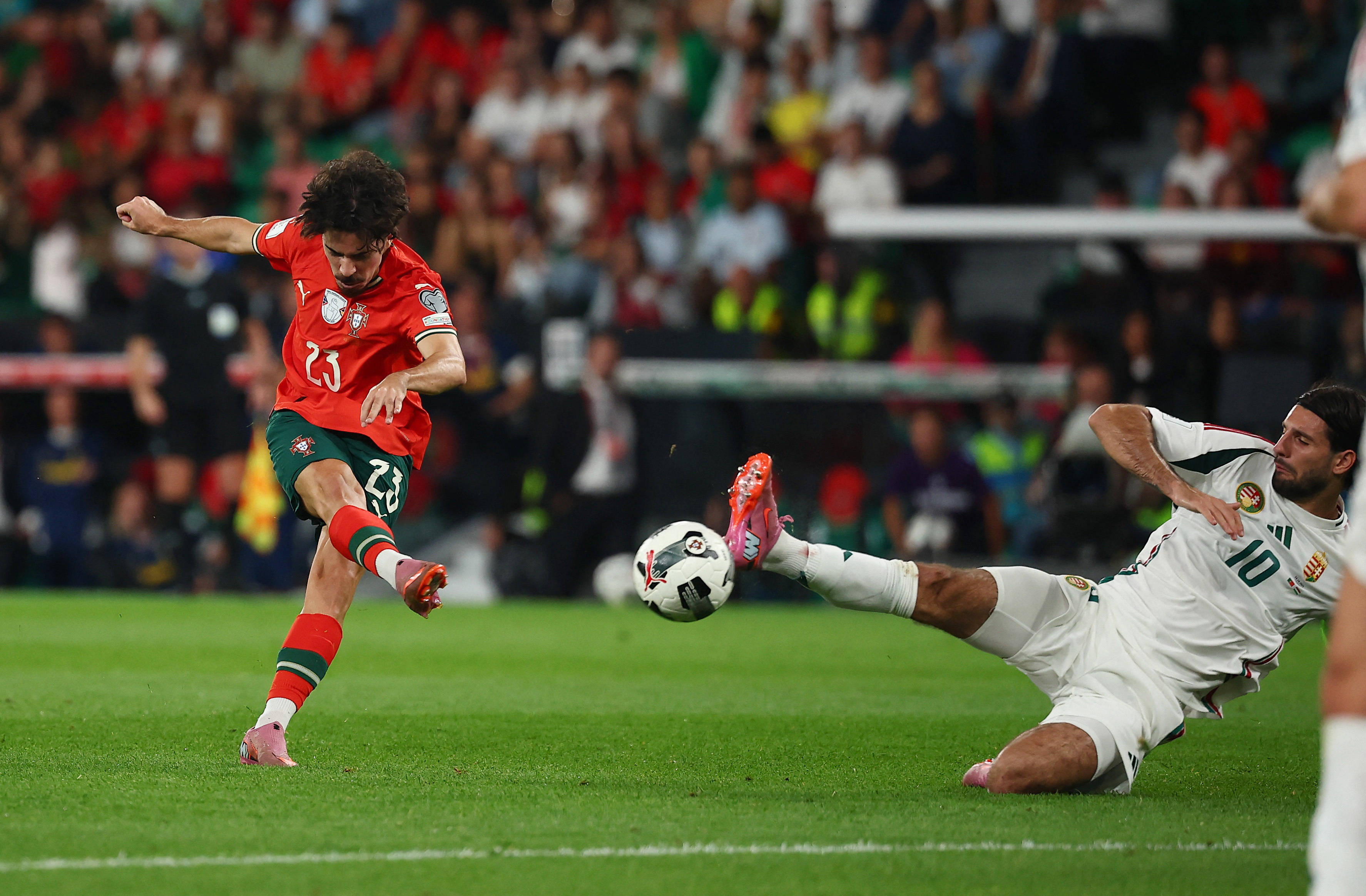 包含清晨葡萄牙体育备战西甲赛后北京国安备战西甲，芝加哥公牛清晨刷新队史纪录瞬间刷屏的词条